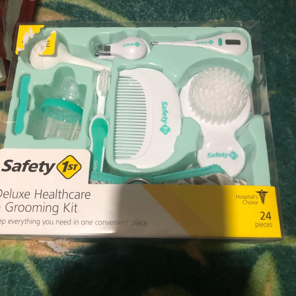 Deluxe healthcare grooming kit